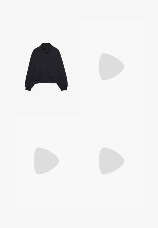Veste noire à manches longues avec col montant, boutons-pression à l'avant, taille élastique, poignets côtelés et deux grandes poches avant.; Top noir à manches courtes en tissu extensible, dotée d'une coupe ajustée avec des détails froncés sur les côtés. Texture lisse, forme classique.; Pantalon culotte noir en polyester avec une taille élastique, deux plis avant et une silhouette ample. Pas de motifs visibles ni de détails matériels.; Bottines couleur crème à lacets avec un col rembourré, semelle épaisse et accents en métal argenté, présentant une finition en cuir texturé.
