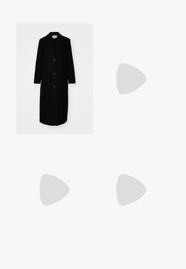 Lang svart ullfrakk med skjært krage, fem knapper, to frontlommer og rett silhuett, med en glatt tekstur og minimalistisk design.; Vero Moda Tall VMMADDIE HIGHNECK PULL - Strikkegenser - dark grey melange; Lyseblå denimjeans med rett ben, to frontlommer og to baklommer. Inkluderer to-knapps glidelås og subtil søm.; Sorte semskede sneakers med tre hvite striper, teksturert brun gummisåle og svarte snørebånd. Den indre fôringen har et mønster med logoer.; Gull metallrammede solbriller med mørkegrønne linser, pilotstil, med slanke armer og skilpaddeskall detaljer på tuppene.