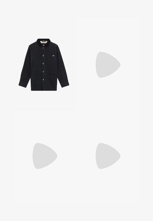 Chaqueta negra hecha de un tejido resistente con un cuello de pana, cierre frontal de botones, dos grandes bolsillos y un logotipo en parche en el pecho.; Camiseta de algodón crema con mangas cortas y un corte relajado, que presenta un gráfico colorido de un astronauta en el lado izquierdo del pecho.; Jeans de mezclilla ancha de color azul claro con una cintura alta, cinco bolsillos y un acabado ligeramente desgastado. Cuenta con un cierre de botón y cremallera.; Zapatillas de ante negro con suelas de goma blanca, que presentan un diseño con cordones, acentos texturizados y una marca sutil, combinadas con pantalones marrones.