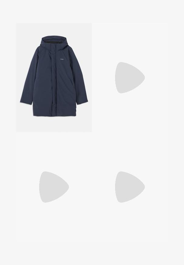 Tumedat sinine veekindel parka jakk kapuutsiga, millel on ees lukuga sulgemine, kaks küljetaskut ja minimaalne brändilogo rinna piirkonnas.; Tumed sinine puuvillane T-särk lühikeste varrukatega, ümar kaelus ja lõdva istuvusega. Kaelasildil on kiri "CLOSED". Sile tekstuur.; Beežid puuvillased püksid, sirge säärega disain, nupuga sulgemine ja vööpaelad, sile tekstuur ning nähtavad mustrid või aksessuaarid puuduvad.; Mustad suede jooksujalatsid, millel on paelad ja kontrastne valge kummitald. Omab tekstuuriga külgpaneele ja tagasihoidlikku brändimist kandadel.