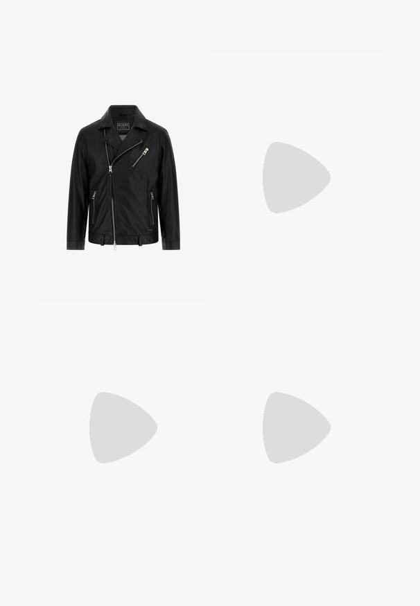 Zwarte leren motorjack met reverskraag, asymmetrische frontrits, twee zijzakken en een kleine borstzak met ritssluiting.; Olijfgroene t-shirt met korte mouwen van katoen, met een klein driehoekig logo in rood en wit op de linkerkant van de borst.; Zwarte trainingsbroek met een crèmewitte geribbelde tailleband, trekkoord en zijpanelen. Rechte pijpen met een gladde textuur en zonder zichtbare patronen.; Zwarte sneaker met een mix van suede en mesh materialen, chunky witte zool en reflecterende accenten. Vetersluiting ontwerp met een trekhaak.