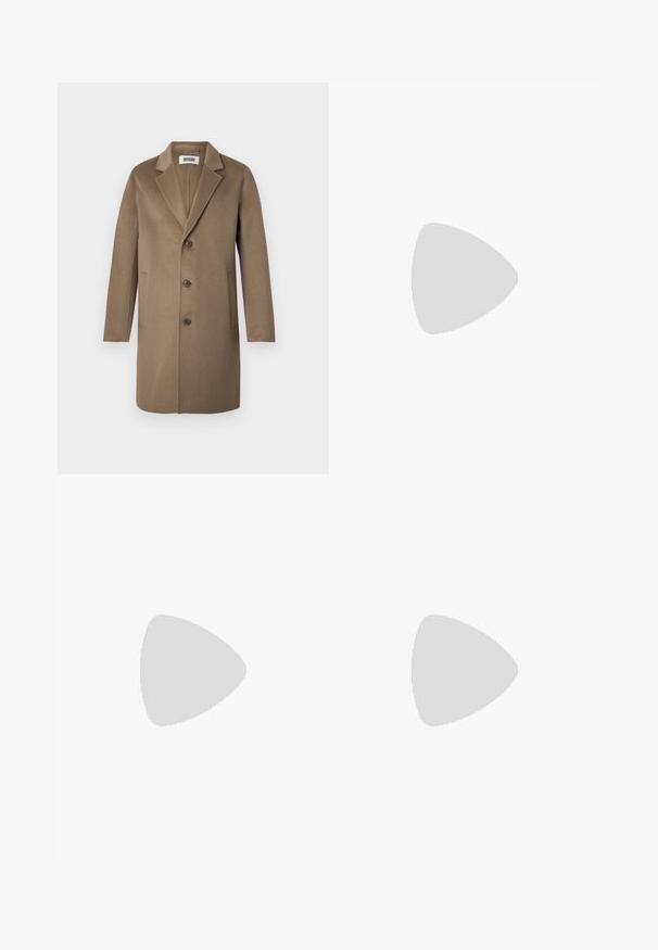 Brauner Wollmantel mit Reverskragen, drei Knöpfen, Seitentaschen und glatter Textur. Artikel mit taillierter Passform und klassischem Design.; Beiges Baumwoll-T-Shirt mit kurzen Ärmeln und rundem Ausschnitt. Sichtbare Nähte entlang der Ärmel und des Saums. Einfaches, glattes Gewebe.; Braune Baumwollchinos mit geradem Bein, ausgestattet mit einem vorderen Knopfverschluss und Seitentaschen. Glatte Textur mit klassischem Schnitt.; Calvin Klein Slipper - cocoa brown