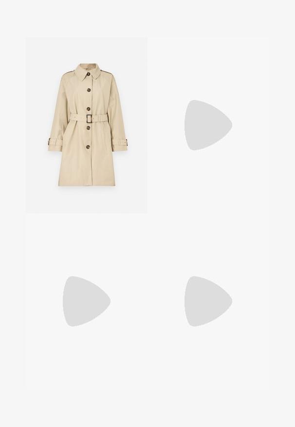 Beige trenchcoat van een katoenmix, met een riem, grote knopen en steekzakken. Klassieke kraag en lange mouwen met verstelbare banden.; Geweven blouse met een paisley-design in marineblauw, beige en lichtblauw, gemaakt van lichtgewicht stof met een verborgen knoopsluiting en kraag.; Beige wijde pijpenbroek van een linnenmix, met een hoge taille, plooien en een gladde textuur. Geen zichtbare hardware of patronen.; Zwarte leren enkellaars met een glanzende afwerking, ronde neus, contrasterende tan accenten, een blokhak en een rits aan de zijkant.