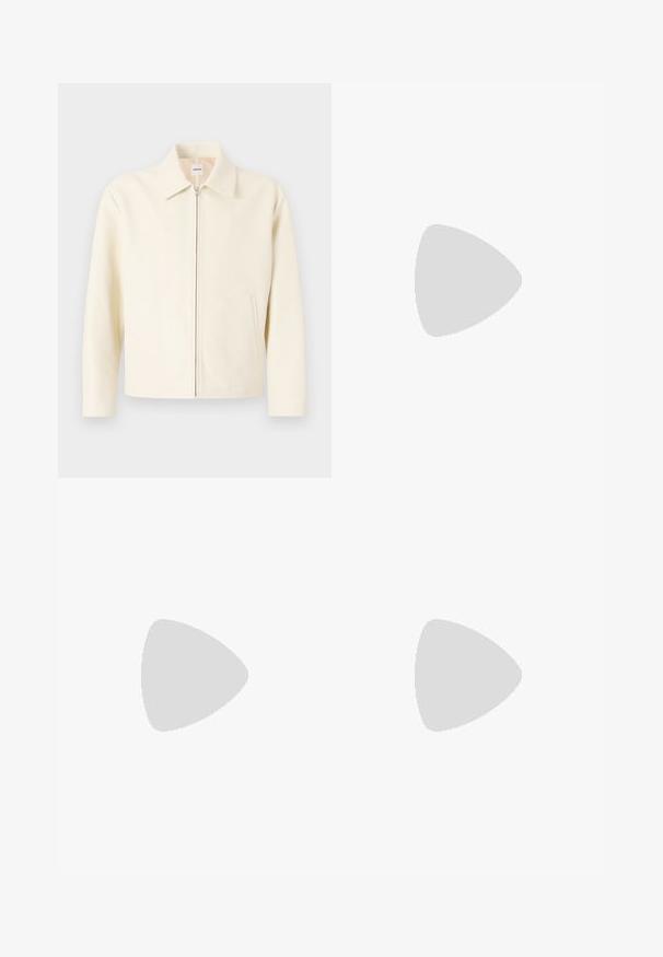 Chaqueta color crema con un collar estructurado, cierre frontal y bolsillos laterales. Fabricada con material suave, presenta un diseño minimalista.; MOSCHINO FELPA - Sudadera - fantasia blue; Jeans de mezclilla de pierna ancha azul claro con un acabado desgastado, que cuentan con un cierre de botón, lazos para cinturón y un ligero desgaste cerca de la rodilla.; Zapato de barco de lona azul marino con suela plana, una correa cosida en el empeine y detalles de goma marrón en la suela para mayor tracción.