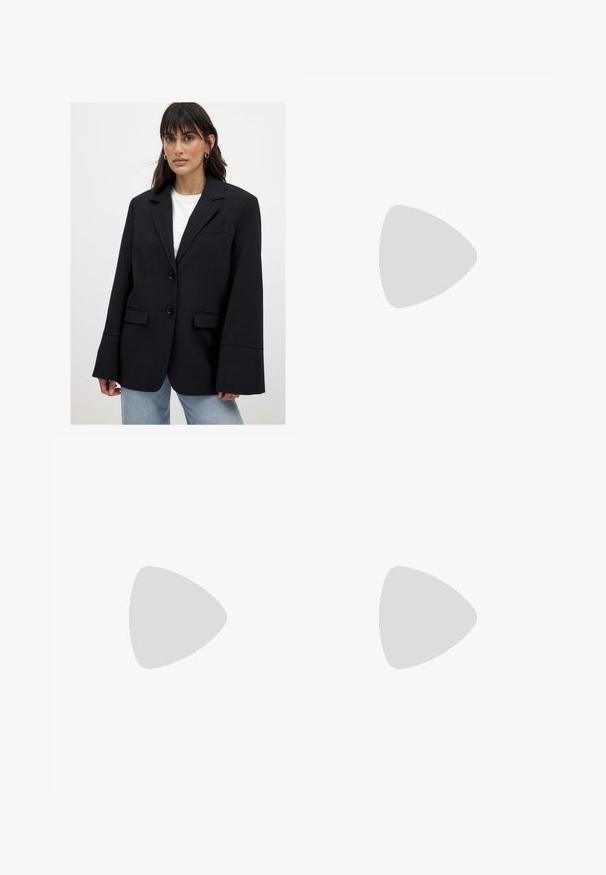 Žena v nadmerne veľkom čiernom blejzri s širokými rukávmi, nosí biely top a svetlomodré džínsy, stojí pred jednoduchým pozadím.; Asymetrický čierny top vyrobený z hladkej látky, ktorý má zbrúsený dizajn s akcentom zlatého hardvéru na jednej strane.; Burgundské široké nohavice vyrobené z denimového bavlneného materiálu, s dizajnom štyroch vreciek a kovovým zapínaním s ladiacim prešívaním.; Burgundské lakované kožené sandále na vysokom opätku s remienkom okolo členka, špicatou špičkou a tromi horizontálnymi popruhmi cez chodidlo. Zlatý sponkový detail.; Burgundská kožená kabelka s mäkkým, zhromaždeným dizajnom a zaobleným tvarom. Rukoväť je pevne zaisťujúca a vystavuje hladkú textúru.