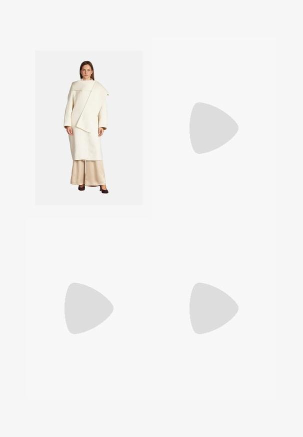 Biały wełniany płaszcz o asymetrycznym kroju, z szerokimi rękawami i dużym kołnierzem. Połączony z beżowymi satynowymi spodniami i ciemnymi obcasami.; Body z długim rękawem w ciemno brązowym kolorze, z drapowaną konstrukcją na plecach, gładką fakturą i wycięciem typu thong na dole.; Kremowa spódnica midi o gładkiej, satynowej teksturze i prostym kroju. Bez widocznych wzorów ani ozdób.; Ciemnobrązowy skórzany botek sięgający kostki z obcasem blokowym i zapięciem na zamek błyskawiczny z tyłu, przedstawiony w profilu na białym tle.; Zign MURREN ciemnoczerwony