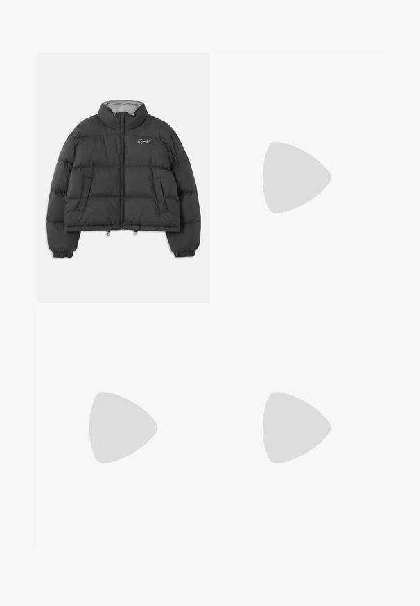 Fekete rövidített puffernadrág magas gallérral, elöl cipzárral, oldalsó zsebekkel, rugalmas mandzsettákkal és fehér hímzett logóval a bal mellkason.; Fekete bordázott ujjatlan felső, kerek nyakkal. A mellkason középen fehér hímzett "MOSCHINO Jeans 86 23" logo található. Simas textura.; Fehér, hosszúujjú, galléros inget gombolással, az elülső bal mellen fekete hímzett "Moschino Jeans" felirattal.; Magas derekú, egyenes szárú farmernadrág, elhalványult világos és sötét farmer színben, klasszikus öt zsebes kialakítással.; Fekete bőr balettcipő lekerekített orral, sima tekstúrával, minimális varrással és rugalmas talp kialakítással.