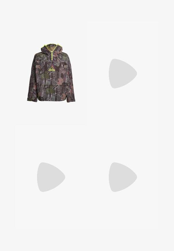 Hanorac de camuflaj în nuanțe de verde, maro și gri, cu guler cu fermoar pe un sfert, o mare buzunar frontal și accente în galben neon.; Tricou scurt din bumbac moale, de culoare mov, cu decolteu rotund și cusături contrastante pe margini.; Pantaloni din denim bleu marin, cu o croială largă, prezentând un model cu mici puncte albe, cinci buzunare și o închidere cu nasture la talie.; Adidași negri din suede cu accente și șireturi albe, având un design low-top și vârf rotund, purtați cu pantaloni bej cu tăietură largă.