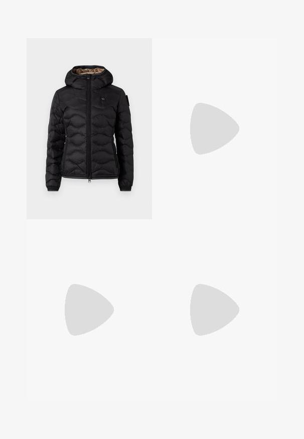 Jachetă puffer neagră cu glugă, cu un fermoar frontal, textură matlasată, manșete elastice și un logo discret pe piept. Captusită cu o nuanță de maro.; Top negru cu mânecă lungă, având o textură ribbită și un detaliu unic de decupaj în zona bustului, cu un guler rotund și o siluetă ajustată.; Jeans cu talie înaltă și picioare late din denim gri deschis, având accente distresate și tiv brut. Două buzunare frontale și închidere cu buton.; Sneaker sportiv alb cu superior din piele texturată, accente aurii și talpă neagră. Dispune de guler căptușit și detalii decorative cu logo.
