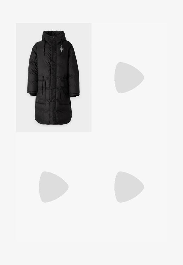 Sort foret lang frakke med hætte, der har snore, lynlås foran og store lommer. Glat, blank overflade; quiltet mønster.; PS Paul Smith JIGSAW ZEBRA - T-shirts print - white; Sorte atletiske shorts lavet af blødt stof, med en elastisk talje og et lille gult EA7-logo nederst på venstre ben.; Hvide sneakers med ruskindsdetaljer, rund tå, flade snørebånd og en cremet gummisål. Har grøn branding på hælen.