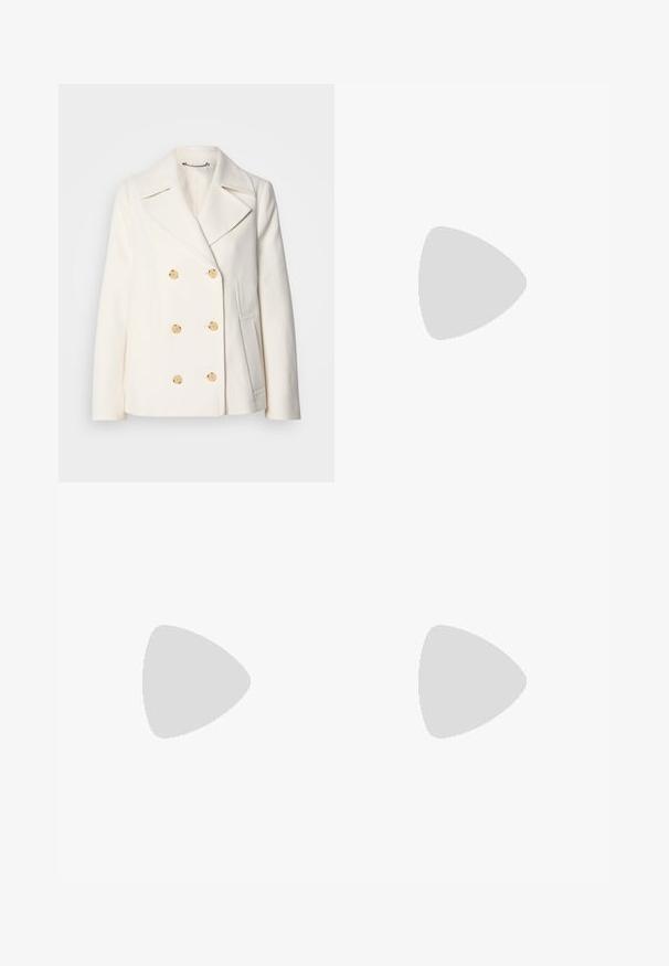 Casaco branco de duplo botão em tecido texturizado, com grandes botões em tom dourado, lapelas recortadas e bolsos laterais.; T-shirt cropped branco feito de algodão suave, com um decote alto e mangas curtas. Pequeno logótipo bordado no canto inferior.; Jeans skinnies em denim azul-escuro, com um efeito de desbotado e ligeiras desgastes na parte da frente. Design clássico com cinco bolsos e passantes para cinto.; Bota de tornozelo em couro preto com bico fino, alto salto stiletto, punho dobrado e detalhe decorativo em fivela dourada no tornozelo.