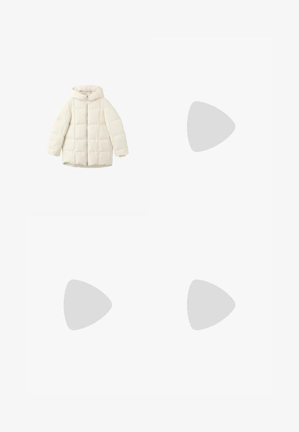 Doudoune matelassée blanche avec capuche, dotée d'une fermeture éclair à l'avant et de manches spacieuses. Texture lisse et motif à carrés cousus.; T-shirt blanc à manches courtes en coton. Doté d'un col ras du cou et d'une coupe décontractée. Texture lisse sans motifs ni accents visibles.; Jupe blanche, longueur genou, avec une taille élastique. Tissu doux avec une texture lisse et une silhouette pleine, créant des drapés délicats.; Sandales plates avec une semelle en caoutchouc beige, conçues avec trois brides en cuir blanc se chevauchant et un petit nœud au centre.; Sac bandoulière en cuir noir avec une surface texturée, une bandoulière en chaîne dorée et une petite étiquette. Présente un logo bien en vue à l'avant.