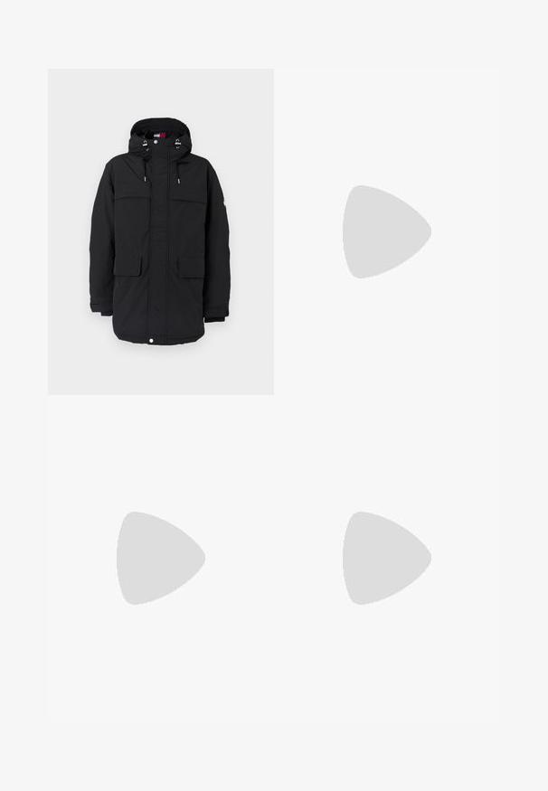 Zwarte parka-jack met een capuchon, voorzien van trekkoorden, twee grote voorzakken en een ritsluiting. Glad textuur en een relaxed fit.; Grijze T-shirt met korte mouwen, gemaakt van zachte stof, met een ronde halslijn en een detail van vier knopen op de voorkant.; Zwarte denim broek met een rechte snit, voorzien van een standaard tailleband, vijf zakken en een knoopsluiting. Gladde textuur overal.; Zwarte leren sneaker met lage schacht, zwarte veters en off-white zool, weergegeven in zijprofiel op een witte achtergrond.