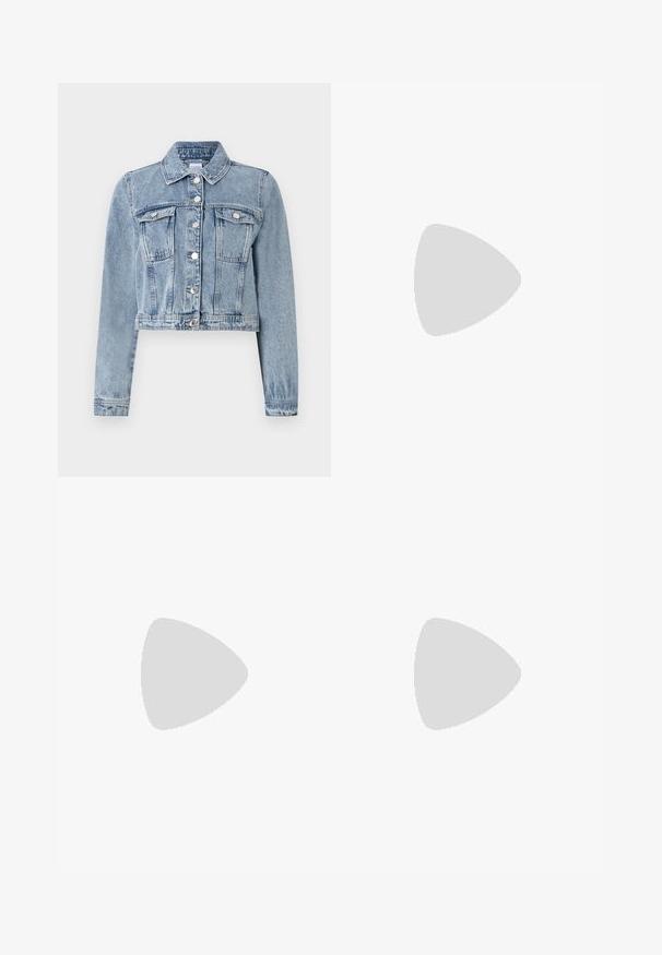 Giacca di jeans azzurro chiaro con design corto, chiusura anteriore con bottoni, due tasche sul petto e maniche lunghe. Presenta accessori in argento e colletto classico.; Blusa floreale con maniche lunghe, tessuto leggero e trasparente, scollatura a V, vita arricciata e motivi floreali colorati in rosa, blu e giallo.; Jeans neri a palazzo realizzati in denim. Presentano una chiusura con bottone, cinque tasche e una texture liscia. La gamba svasata inizia sotto il ginocchio.; Pump in pelle nera con punta affusolata, cinturino alla caviglia e tacco spesso. Texture piatta, design elegante ed estetica minimalista.