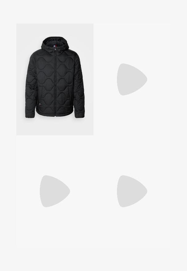 Giacca a vento nera con motivo a onde trapuntato, zip frontale e cappuccio. Presenta due tasche laterali e un piccolo logo sull'orlo.; Camicia bianca a maniche lunghe in tessuto di cotone. Presenta un colletto a punta, chiusura con bottoni e polsini singoli. Design minimalista senza motivi.; Pantaloni blu navy realizzati in tessuto liscio, con una vestibilità dritta, vita standard con bottone e tasche laterali discrete.; Stivale alla caviglia in pelle nera con texture liscia, punta rotonda, tacco basso e design minimalista. Logo stampato sul lato.