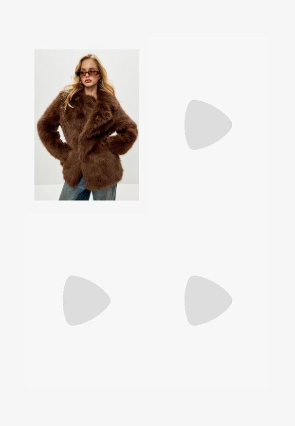 Cesare Gaspari Vinterkappa /-rock - brown; The Ragged Priest MONARCH DRESS - Vardagsklänning - black; Svart läderankelsko med rund tå, snörning fram och texturerad gummisula. Har en dragflik baktill och förstärkt sömnad.; Svart scarf gjort av ett mjukt, strukturerat tyg. Har fransade kanter och en rektangulär form, lämplig för att svepa runt halsen.; Brun läderhandväska med en strukturerad design. Har en frontklaff, dubbla handtag, ett avtagbart axelband och en blommig scarf knuten på ena sidan.