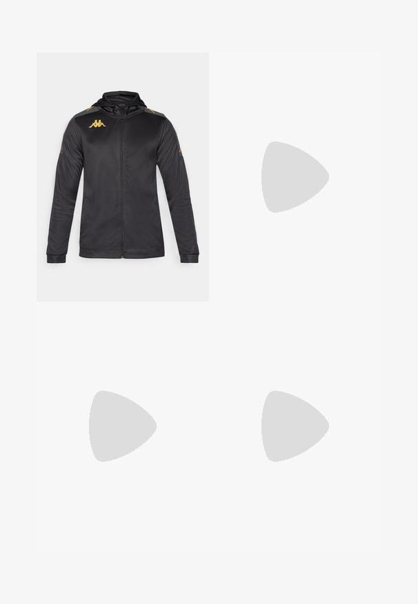 Fekete kapucnis zipzáros dzseki, sima anyagból készült. Arany logóval rendelkezik a mellkason és a vállon, valamint szürke díszítéssel a ujjakon.; Fekete, rövid ujjú póló könnyű anyagból, környakú szabással, a bal felső részen egy kis fehér Kappa logóval.; Fekete sportnadrág, sima, könnyű anyagból készült. Rugalmas derékrésszel és karcsú fazonnal rendelkezik, cipzáras zsebeivel.; Fekete focicipő, texturált szintetikus felsőrésszel, ezüst részletekkel és fűzős kialakítással. Formázott talppal rendelkezik, látható stoplival a tapadás érdekében.