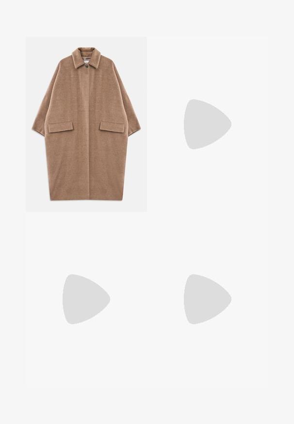 Cappotto oversized marrone in lana con maniche larghe, chiusura a bottone al colletto e due tasche anteriori a soffietto, posato su uno sfondo bianco.; Won Hundred LUCIA - Top - black; Jeans a zampa d'elefante in denim blu con vita alta, design a cinque tasche e chiusura con bottone metallico. Tessuto liscio, stile casual e cuciture minime.; Pump in suede blu Navy con punta affusolata e tacco blocco di media altezza. Texture liscia con una leggera lucentezza e un piccolo taglio sul davanti.