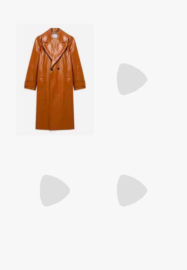 Pitkä ruskea keinonahkainen trench coat, jossa on leveät kiinnitykset, tupla mustat napit, kaksi etutaskua ja hihnat.; Mahonkkaisiin paljetteihin koristeltu hihaton toppi, jossa on sileä ruskea reunus ja kimaltavat kuparin aksentit etupinnalla.; Harmaita kuvioituja housuja, joissa on muotoiltu malli, leveät lahkeet ja sileä texture, joissa on litteä etuosa ja vyölenkit.; Naisten leopardikuvioiset slingback-kengät matalalla paksupohjalla ja kultaisella soljella sivunauhoissa, esitetty sivuprofiilissa yksinkertaisella taustalla.