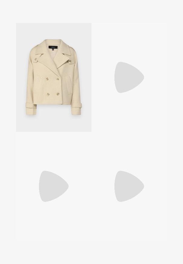 Beige double-breasted jasje van wolmix metNotch-lapels, twee voorzakken en dubbele knoopsluitingen. Gestructureerde stof met omgeslagen mouwen.; Witte t-shirt met korte mouwen en een ronde halslijn, gemaakt van een gladde stof, met een lichte en losse pasvorm, zonder zichtbare patronen of versieringen.; Lichtgrijze wijde broek met vijf zakken, sluiting met een knoop aan de voorkant en contrasterende stiksels langs de naden. De stof lijkt zacht en duurzaam te zijn.; Witte leren sneakers met een ronde teen, platte veters en een dikke, geprofileerde zool. Gladde bovenkant; minimalistisch ontwerp.