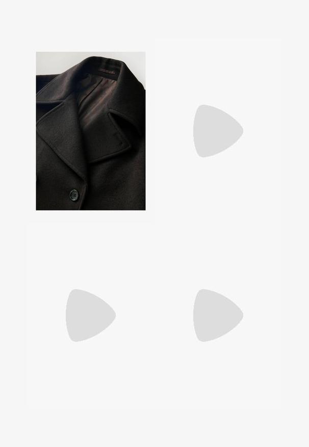 Czarny wełniany płaszcz z dużymi klapami, podwójnym zapięciem na guziki oraz gładką, wzorzystą podszewką. Teksturowany, miękki materiał.; Granatowa koszulka polo z długim rękawem, wykonana z miękkiego materiału, z zagiętym kołnierzykiem, trzema guzikami oraz ściągaczami przy mankietach i u dołu.; Szare, dopasowane spodnie wykonane z teksturowanej tkaniny. Posiadają zapięcie na guzik, dwie kieszenie z przodu oraz prostą nogawkę.; Czarne sneakersy z gładką skórzaną cholewką, kontrastującymi zamszowymi akcentami, wyraźnie zarysowanym kształtem oraz teksturowaną gumową podeszwą.