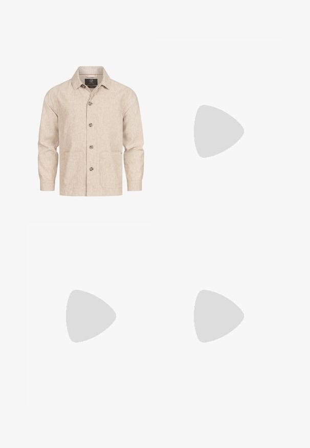 Giacca beige realizzata in tessuto strutturato con chiusura a bottoni, colletto a ribattino, maniche lunghe e due tasche anteriori.; Maglietta a maniche lunghe bianca con collo alto realizzata in tessuto morbido e liscio. Presenta un design aderente e un colletto alto e avvolgente. Stile minimalista.; Pantaloni beige a gamba larga con vita elastica e cordino. Tessuto liscio, due tasche laterali e cuciture minime per una vestibilità rilassata.; Sneaker bianche e crema con un accento rosso, realizzate in mesh e camoscio, con dettagli testurizzati e una fascia sulla parte anteriore.