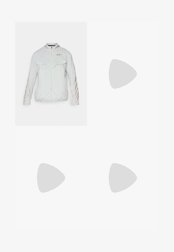 Veste légère blanche avec une capuche, ornée d'un logo Nike doré et de rayures dorées en diagonale sur les manches. Tissu texturé, fermeture éclair à l'avant.; Nike Performance MILER - T-shirt de sport - jade horizon/reflective silver; Shorts de course noirs avec une taille élastique, un cordon de serrage, des poches latérales et un logo Nike blanc sur la jambe inférieure gauche.; Chaussure de sport noire avec un dessus en tissu matelassé texturé, au design épuré, et semelle en caoutchouc noir. Présente un logo visible et une marque Gore-Tex.