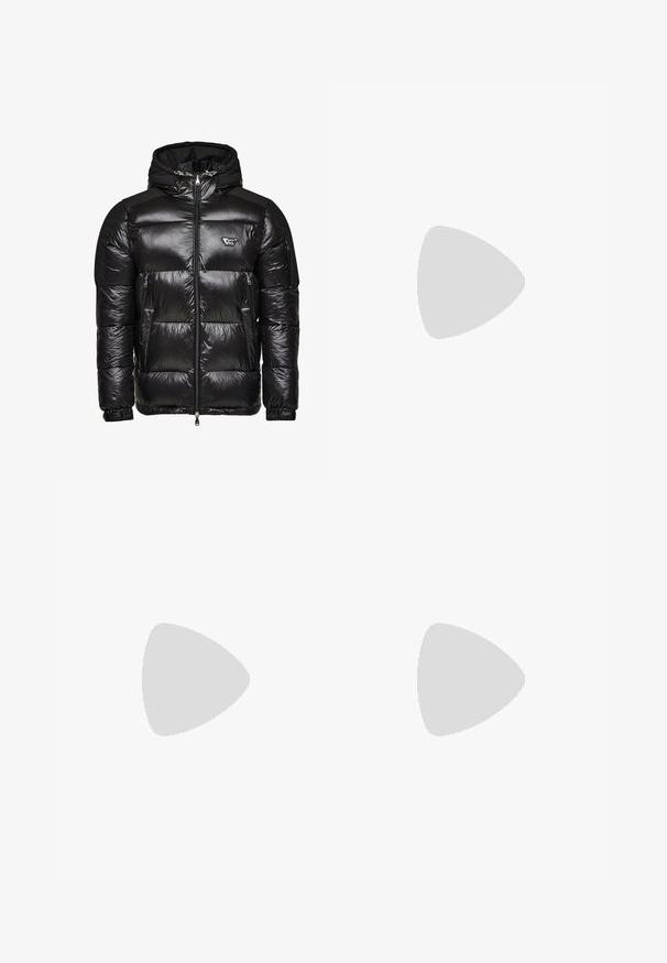 Zwarte pufferjack met een glanzende, gequiltte textuur, rits aan de voorkant, twee zijzakken en een afneembare capuchon. Kenmerkt een logo-accent op de borst.; Twee witte V-hals T-shirts van katoen, met korte mouwen en een relaxte pasvorm, met een merklLogo op één mouw.; Donkerblauwe denim jeans met een slim fit, subtiele vervaging, vijf zakken en een metalen knoopsluiting. Gestikte accenten in contrasterende kleur.; Witte sportieve schoenen gemaakt van synthetisch materiaal. Kenmerkt zich door een gladde textuur, ronde neus, vetersluiting en gestreepte accenten aan de zijkanten.