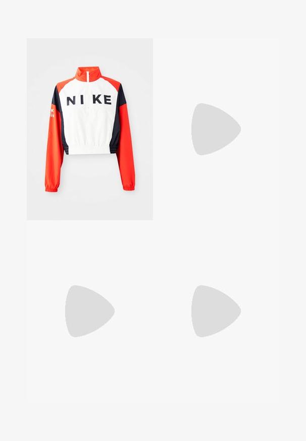 Krótka kurtka Nike z wysokim kołnierzem, biała góra, czerwone i granatowe rękawy, czarne logo z przodu, elastyczny pas i mankiety, sportowy design.; Trzy damskie topy na ramiączkach w kolorze białym, czarnym i cielistym. Wykonane z gładkiej bawełny, posiadają cienkie ramiączka i dopasowany krój.; Czarne spodnie sportowe z szerokim pasem, wykonane z gładkiego, elastycznego materiału. Posiadają małe, białe logo Nike na biodrze.; Para białych sneakersów z bordowymi akcentami, teksturowanymi panelami, płaską czarną podeszwą i jasnymi sznurowadłami, noszonych z białymi skarpetkami do kostek.