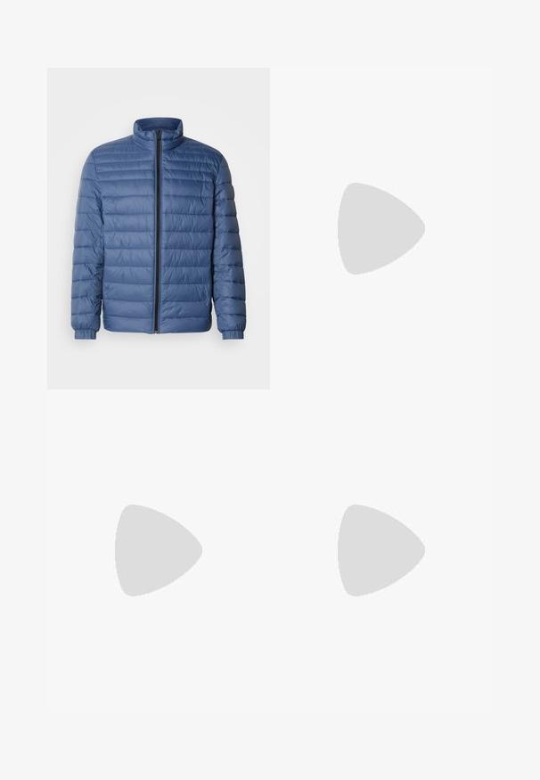 Blå quiltad jacka med hög krage och långa ärmar, med en hel frontdragkedja och elastiska ärmslut. Slätt, lätt material.; Marinblå hoodie med en framstående grafik som visar "GANT 1949" och en sköldlogotyp. Tillverkad av mjukt material, har den långa ärmar och en huva med dragsko.; Ljust blå bomullsshorts med rak passform, frontknäppning och sidofickor. Slät textur och minimala sömsdetaljer.; BOSS BALTIMORE - Sneakers - open blue