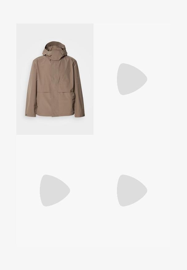 Hnedá nepremokavá bunda s vysokým golierom a nastaviteľnou kapucňou. Obsahuje dve predné vrecká a diskrétne logo na ľavej strane.; Hnedá a béžová károvaná košeľa s dlhým rukávom, s golierom na gombíky, prednou vreckom a hnedými gombíkmi, s mierne zakriveným lemom.; Tmavomodré džínsy so rovnými nohavicami, piatimi vreckami a zapínaním na gombíky. Tkanina vykazuje jemné vyblednutie a textúru.; Pár off-white nízkopriedkových tenisiek s béžovými akcentmi, hrubými podrážkami a bielymi šnúrkami na jednofarebnom bielom pozadí.