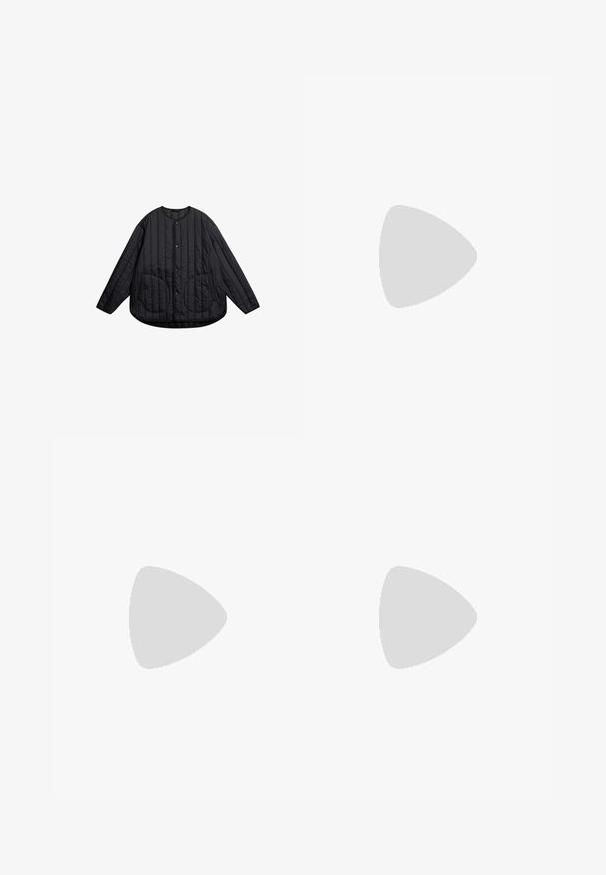 Giacca trapuntata nera con scollatura tonda, chiusura a pressione, due ampie tasche frontali e orlo leggermente curvato. Tessuto sintetico liscio.; Maglione a maniche lunghe grigio chiaro con scollo rotondo, realizzato in tessuto morbido, con una texture liscia e polsini e orlo a costine.; Pantaloni beige con una vestibilità dritta, dotati di una vita con cordoncino, frontale plissettato e texture liscia. Design semplice e versatile.; Sneaker in suede beige con design a basso profilo, punta rotonda, lacci piatti e suola in gomma testurizzata. Stile minimalista senza loghi visibili.