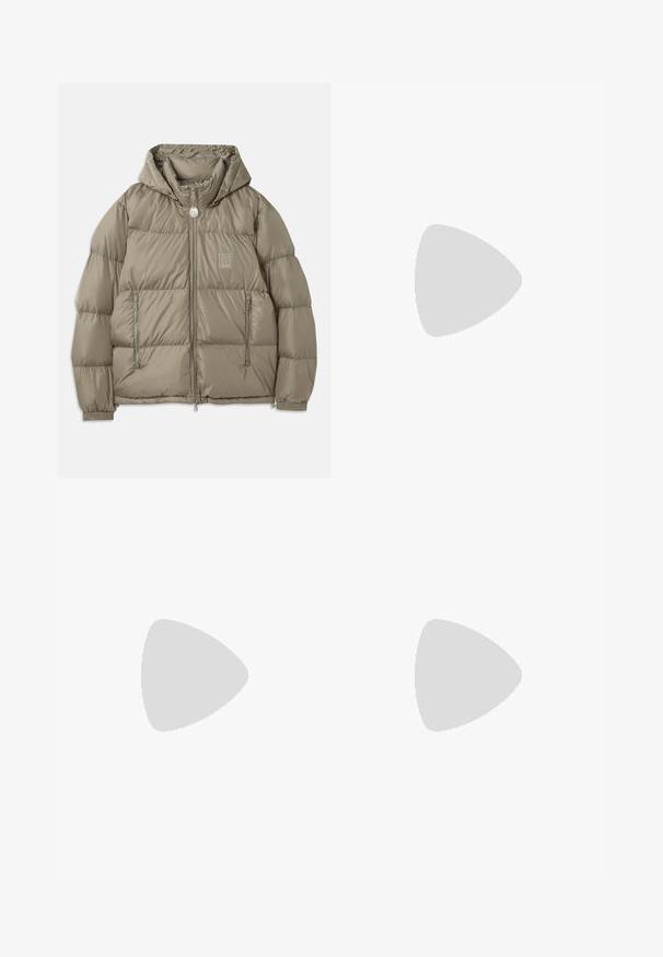 Pamata jaka bālā olīvzaļā krāsā, ar kapuci, ar rāvējslēdzēju kabatām, elastīgām aprocēm un logotipa uzšuvi uz krūtīm. Gluda tekstūra.; Balts sporta krekliņš ar apaļu kakla izgriezumu, garām piedurknēm un ribotām aprocēm. Uz krekliņa ir izdrukāts "Armani Exchange 1991" logo zildzeltainā un zaļā krāsā.; Pelēks kokvilnas T-krekls ar smalku AX logotipa rakstu, apaļu kakla izgriezumu, īsām piedurknēm un brīvu piegriezumu. Gluda tekstūra ar nedaudz izbalējušu stilu.; Baltas sporta bikses, izgatavotas no mīkstas auduma, ar elastīgu jostu, sašaurinātiem galiem un nelielu logo kreisajā pusē.; Baltas ādas sneakers ar gludu virsmu, apaļu pirkstu daļu, plakaniem šņorēm un teksturētu zoli. Satur diskrētu logotipu uz papēža.