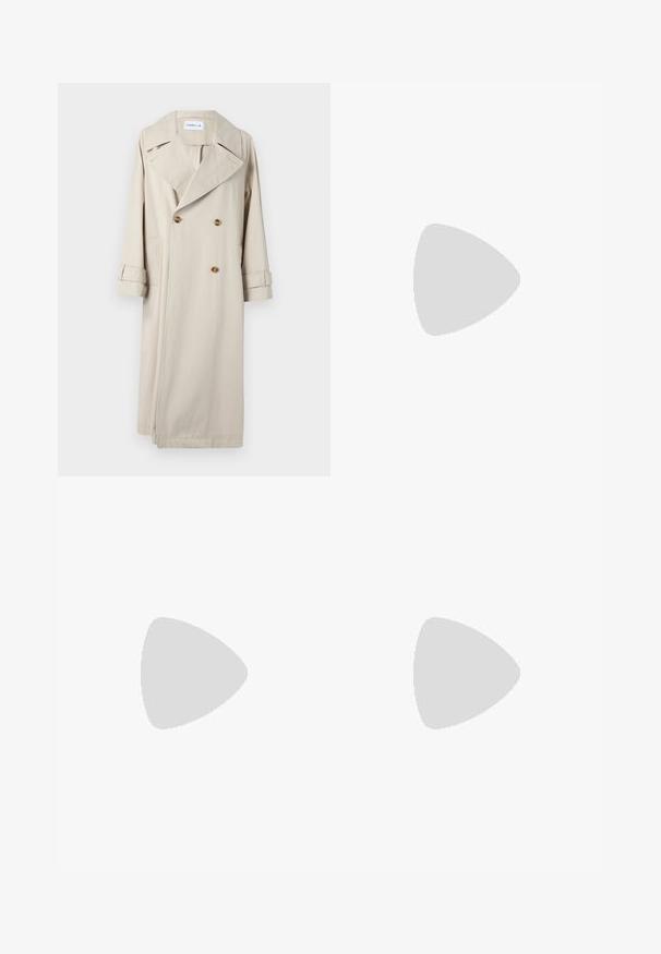 Béžový trench coat vyrobený z bavlny, s dvouřadým zapínáním, velkými klopami a knoflíkovými detaily. Obsahuje boční kapsy a manžetové rukávy.; Bílý bavlněný tričko s krátkým rukávem, kulatým výstřihem, volným střihem a šitým lemem. Nálepka viditelná na vnitřní straně výstřihu.; Hnědé a bílé kostkované rozšířené kalhoty s elastickým pasem a stahovací šňůrkou, vyrobené z lehkého materiálu, s uvolněným střihem a hladkou texturou.; Černé lakované slingback lodičky s špičatou špičkou, úzkým podpatkem a jemným výřezem. Obsahují zlatou sponu na řemínku.