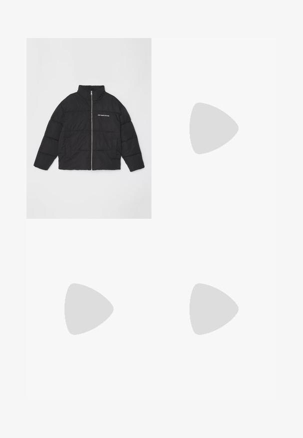 Černá péřová bunda s vysokým límcem, zapínáním na zip a vyšívaným textem "NEPLÝTVEJTE KULTUROU." Obsahuje boční kapsy a prošívaný design.; Černé bavlněné tričko s krátkým rukávem a kulatým výstřihem, s jemným logem na hrudi a volným střihem.; Béžové cargo kalhoty vyrobené z látky s elastickým pasem a zapínáním na knoflík. Obsahují dvě boční kapsy a mají jednoduchý design.; Beige sportovní boty s texturovaným síťovaným svrškem, šedou gumovou podrážkou, výrazným zakřiveným designem a šedými šňůrkami. Mají poutko na patě.