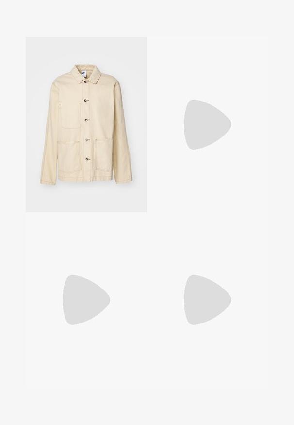 Veste beige avec un devant à boutons, deux poches poitrine et des poches latérales, avec des coutures contrastantes et un col.; T-shirt en coton blanc avec un motif central violet et or représentant une main tenant un globe, avec des manches courtes et un col rond.; Pantalons beiges taille haute avec une coupe large. Comprend deux plis à l'avant et une texture lisse. Longueur standard avec une finition soignée.; Baskets en cuir blanc avec des accents rouges, présentant un bout arrondi, un swoosh rouge texturé, des lacets blancs et une semelle en caoutchouc gomme avec des bords crantés.