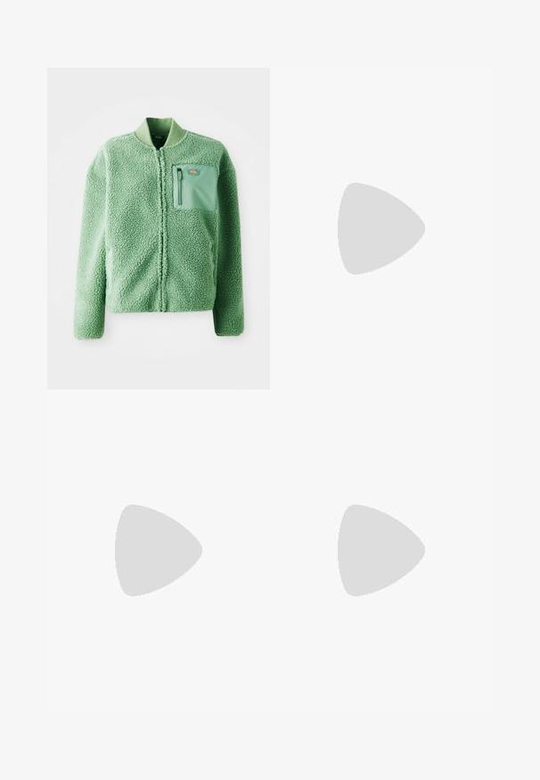 Groene fleecejas met een gestructureerd oppervlak, voorzien van een borstzak met rits en een ribgebreide kraag. Voorzien van een rits aan de voorkant en lange mouwen.; Lichtgroene longsleeve t-shirt van zacht katoen, met een ronde hals en een klein bedrukt logo aan de bovenlinkerzijde.; Lichtblauwe katoenen broek met een recht gesneden ontwerp, voorzien van een knoopsluiting, riemlussen en een subtiele textuur.; Groene geweven sneakers met witte strepen, suède accenten en een gumrubberen zool, gecombineerd met zwarte denim broek.; Zilveren oorringen met een gladde, glanzende afwerking, een minimalistisch ontwerp en een veilige sluiting aan de bovenkant.