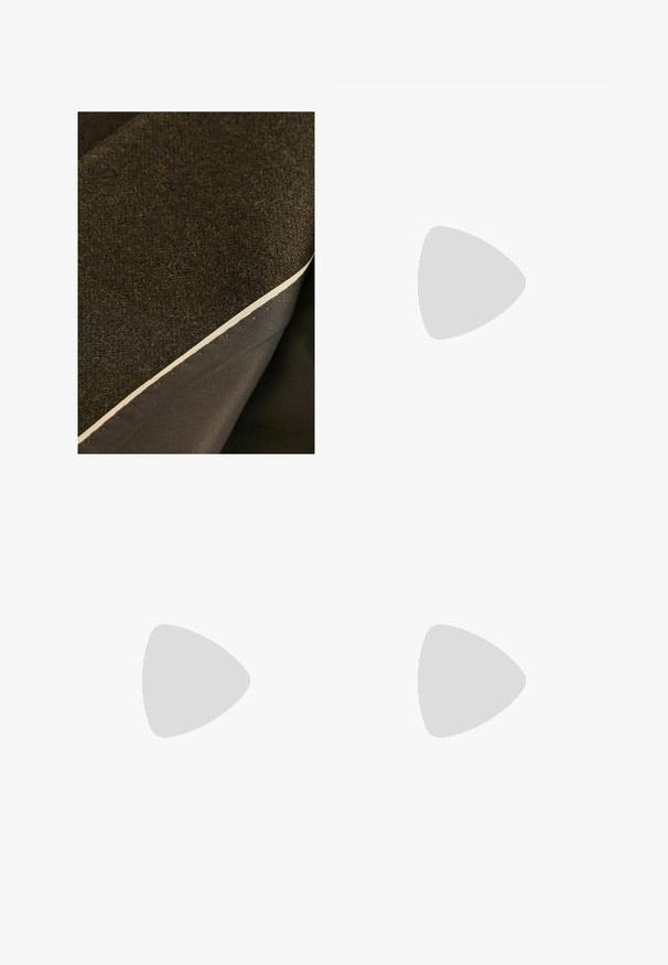 Zwei Schichten Stoff: ein strukturiertes, dunkelbraunes Wolle darüber und ein glattes, dunkles Material darunter, mit einer sichtbaren cremefarbenen Kante.; Weißes Langarm-T-Shirt aus leichtem Stoff, mit rundem Halsausschnitt und geradem Schnitt, ohne sichtbare Muster oder Akzente.; b.young BYRIZETTA - Shorts - off white; Brauner Leder-Stiefel bis zum Knie mit drei metallischen Schnallen, strukturiertem Obermaterial, runder Zehenpartie und stabiler, klobiger Sohle.; Braune Wildleder-Handtasche mit runder Form, doppelten Griffen und dezenten Nähdetails. Verfügt über eine seitliche Reißverschlusstasche für zusätzliche Funktionalität.