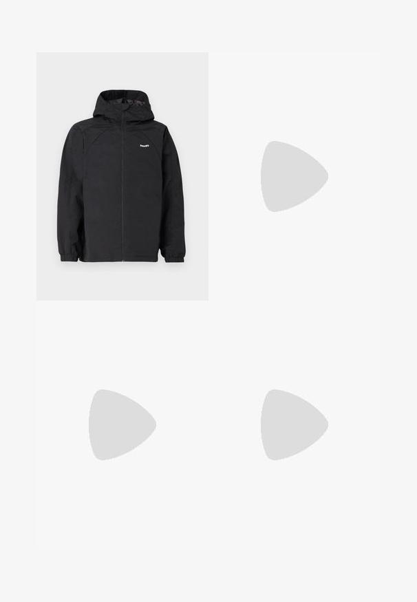 Sort vandtæt jakke med hætte, lynlåslukning, elastiske manchetter og strømlinet design; har et diskret logo på venstre bryst.; Hvid bomulds T-shirt med korte ærmer, der har et blåt grafisk logo på venstre bryst, som skildrer bølger og et solstråledesign.; Blå bomuldsshorts med knaplukning, bæltestropper og sidelommer. Glat tekstur med en afslappet pasform, der når ovenfor knæet.; Hvide sneakers lavet af glat læder, med perforeret tå, en tekstureret gummisål, flade snørebånd og et fremtrædende 'N' logo på siden.