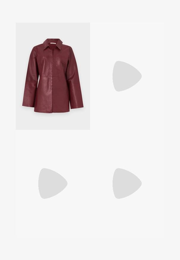 Chaqueta de cuero burdeos de manga larga con cuello y cremallera frontal, ajuste entallado y textura suave.; Camisa de rayas hecha de tela ligera, con rayas verticales marrones y blancas, un cuello y un bolsillo frontal. Mangas largas con puños abotonados.; Falda maxi color caqui hecha de una mezcla de algodón, con una abertura frontal, bolsillos laterales y un cierre de botón en la cintura. Textura suave.; Mules de tacón alto destalonados de cuero marrón con un diseño elegante, que cuentan con una amplia banda frontal y un tacón de aguja esbelto.