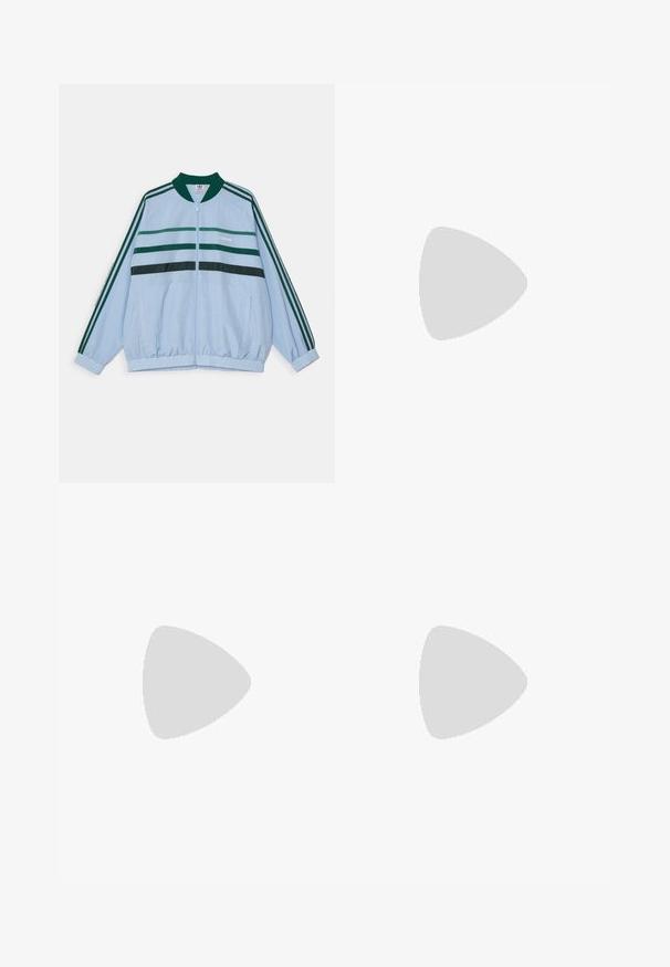 adidas Originals TRACK TOP - Chaqueta de entrenamiento - clear sky; Camiseta azul de Adidas con acentos negros, con cuello redondo, mangas cortas y el logo impreso en el pecho.; adidas Originals Vaqueros rectos - light denim; Zapatos de gamuza azul con rayas rosas y cordones blancos, con una suela de goma, combinados con pantalones denim holgados sobre una superficie verde.