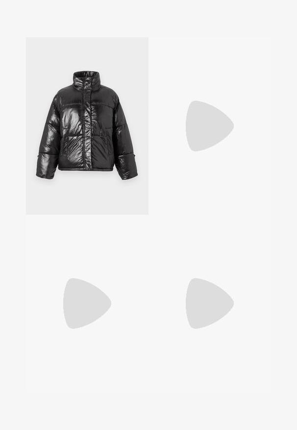 Μαύρο μπουφάν πούφ με γυαλιστερή επιφάνεια, ψηλό γιακά, κλείσιμο με φερμουάρ μπροστά κα�ι δύο πλαϊνές τσέπες; διαθέτει τετράγωνη σιλουέτα και καπιτονέ σχέδιο.; Κοντό πουλόβερ σε μαύρο χρώμα με πολύχρωμο μοτίβο καρδιάς σε ροζ και πράσινο. Παρουσιάζει πλεκτή υφή και ραμμένα μανίκια. Στρογγυλή λαιμόκοψη.; Ανοιχτό μπλε τζιν παντελόνι σε φαρδιά γραμμή, κατασκευασμένο από ντένιμ, με ψηλή μέση, μπροστινές τσέπες και ραφές στις άκρες.; Λευκά πλατφόρμα αθλητικά παπούτσια κατασκευασμένα από λείο συνθετικό υλικό, με στρογγυλή μύτη, σχέδιο με κορδόνια και υφασμένη καουτσούκ σόλα. Μαύρη έγχρωμη λεπτομέρεια στη φτέρνα.