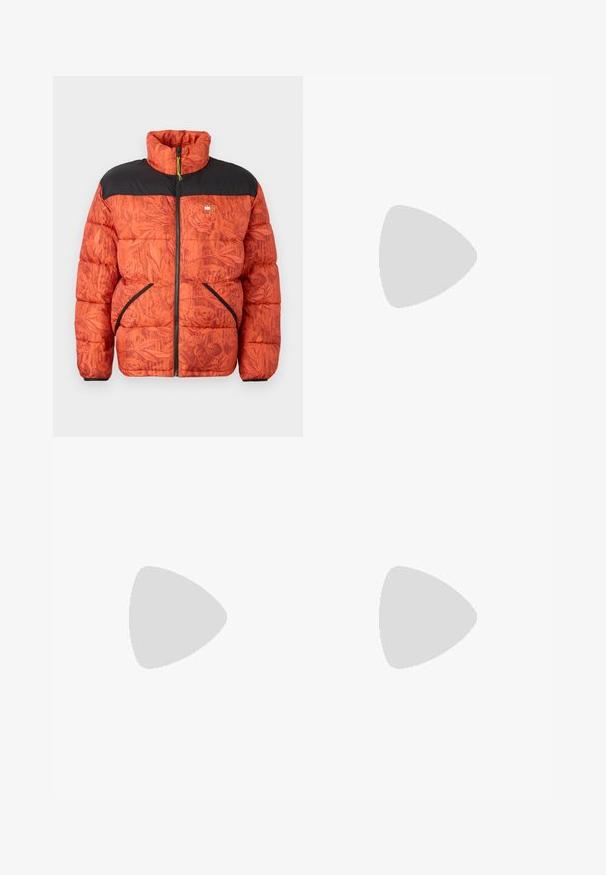 Casaco puffer com um padrão floral laranja, ombros pretos, fecho frontal e dois bolsos laterais com acabamento em preto contrastante.; Polo de manga longa cor burgéudia, feito de algodão, com colarinho clássico, placket de três botões e punhos canelados. Textura suave.; Jeans de ganga azul claro com cintura alta, fecho frontal, zipper e design de cinco bolsos, dispostos de forma plana sobre um fundo neutro.; Sapatilhas de tela em off-white com biqueira redonda, apresentando solas de borracha bege e cinco ilhós para atacadores, acabamento texturizado na parte superior.; Bolsa de ombro em couro preto com fecho em zíper, apresentando um corpo texturizado, costura branca e uma alça com ilhós prateados.