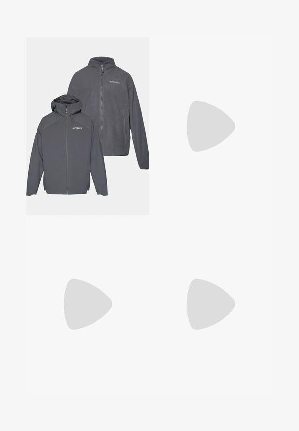 Dvě mikiny na zip z fleece v tmavě šedé, přičemž jedna má kapuci, jsou označeny logem TERREX, mají hladkou texturu a minimalistický design.; Tmavě šedé tričko s krátkým rukávem vyrobené z lehkého, prodyšného materiálu. Má kulatý výstřih a na přední straně bílé logo "TERREX".; Černé, zúžené kalhoty vyrobené z odolné tkaniny. Mezi vlastnosti patří přední zip, poutka na opasek a boční kapsy se zipy. Hladká textura.; Lehká trailová běžecká bota se šedou a černou síťovinou, oranžovými akcenty a robustní podešví pro trakci. Voděodolná podšívka Gore-Tex.