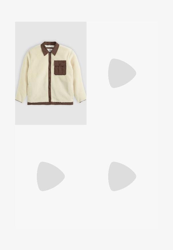 Biely flísový kabát s hnedým golierom, predným zipsom a vreckom na hrudi s chlopňou. Textúra je mäkká s huňatým vzhľadom.; Biele tričko s krátkym rukávom s červeným textom "Studio Originals Edition" na ľavej hrudi, zobrazené na neutrálnom šedom pozadí.; Bežové ľanové nohavice so voľným strihom, s plochým predným dielom, jediným gombíkovým zapínaním a dvoma vreckami. Zvrásnená textúra dodáva detail.; Biele slip-on tenisky s textúrovaným povrchom, hrubou podrážkou a minimalistickým dizajnom. Obsahuje logo značky na boku.