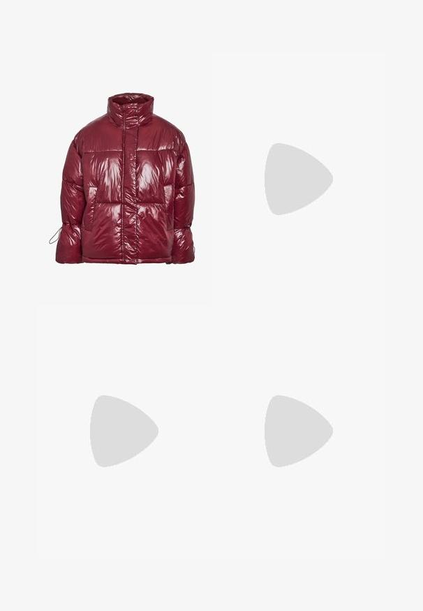 Blizganti tamsiai raudona pūkinė striukė su aukštu apykakliu, priekiniu kišenių, ilgomis rankovėmis ir šiek tiek per didelio dydžio siuvinėjimu.; Balta pūstačiais rankovėmis bluzonai su giliu V-juosmeniu ir nėriniuotu apdailu. Priekyje yra mažų mygtukų eilė. Pagaminta iš lengvos medžiagos.; Klasikiniai mėlynos džinsinio audinio džinsai su tiesiomis kojomis, penkiomis kišenėmis ir mygtukų uždarymu. Pasižymi vidutiniu skalbimu ir tvirtu audiniu.; Bordo lakiotos odos baleto bateliai su apvalia nosimi, maža kaspinėlio akcentu priekyje ir žema juoda guma padanga. Lygi tekstūra.; Juodas odinis rankinis uždangalas unikaliu ventiliatoriaus formos dizainu, turintis plokščias rankenas. Paviršius turi akmeninė tekstūrą ir minimalistišką dizainą.