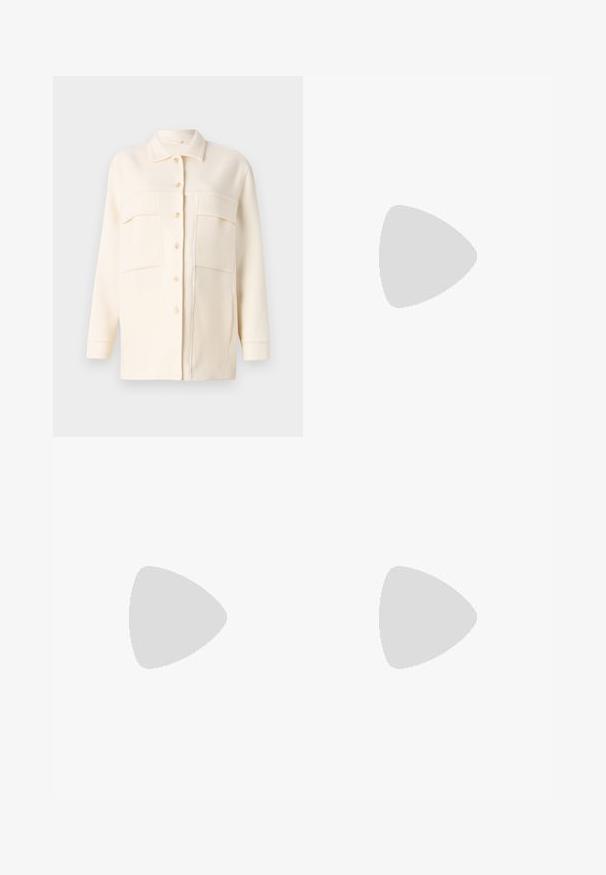 Cremfarbener Shirt-Jacke aus weichem Stoff, mit Kragen, Knopfleiste und zwei Brusttaschen. Lange Ärmel mit Manschetten.; Schwarzes, geripptes Tanktop mit rundem Ausschnitt und ärmellosem Design. Aus dehnbarem Material gefertigt, bietet es eine taillierte Silhouette und saubere Kanten.; Schwarze weit geschnittene Hosen aus glattem Stoff, mit einer vorderen Falte, maßgeschneideter Taille und seitlichen Taschen für praktischen Nutzen.; Stuart Weitzman NUDIST BLOCK 75 - Schaftsandale - white