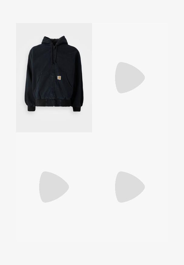 Schwarze Zip-Hoodie mit Fronttaschen, Kordelzugkapuze, gerippten Bündchen und Saum, mit einem kleinen rechteckigen gelben Logo-Patch auf der Tasche.; Fünf Langarmhemden in einem Farbverlauf: dunkles Marineblau, Marineblau, olivgrün, beige und weiß. Jedes hat einen Rundhalsausschnitt und eine glatte Textur.; Schwarze Jeans mit geradem Schnitt, ausgestattet mit Fronttaschen, einem Reißverschluss und einem einzelnen oberen Knopf. Texturiert mit matter Oberfläche.; Graue und silberne Nike Shox Sneakers zeichnen sich durch ein schlankes Design aus, mit Netz- und Synthetikmaterialien, einer abgerundeten Zehenpartie und einem gepolsterten Schuhkragen.