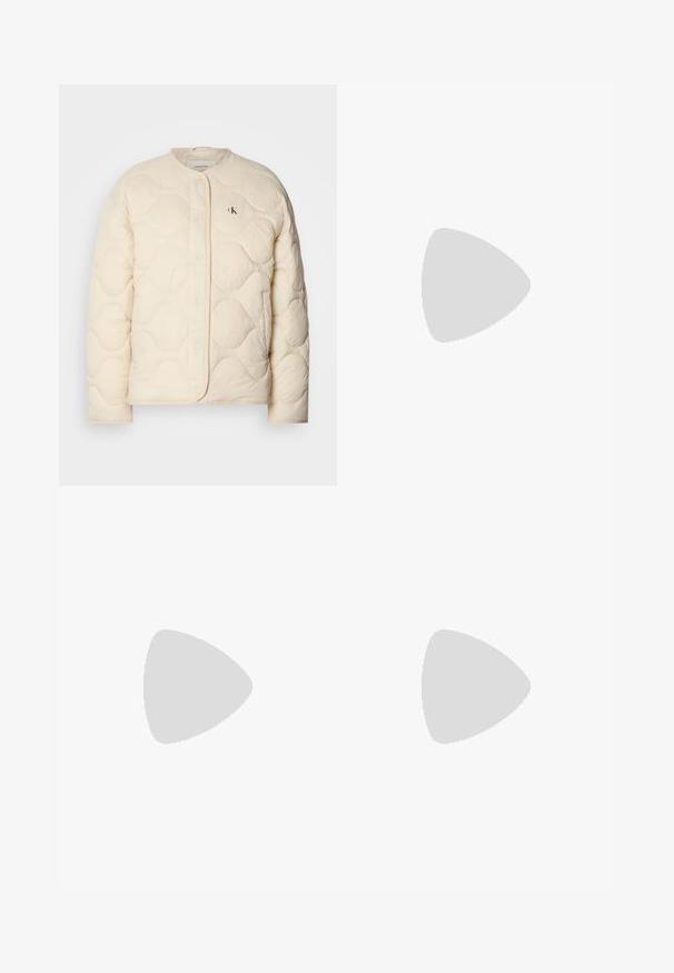 Calvin Klein Jeans INSULATED LINER JACKET - Winterjas - fog; Witte katoenen t-shirt met korte mouwen, ronde halslijn en een ontspannen pasvorm. Gladde textuur, geen patronen of accenten, minimalistisch ontwerp.; Navyblauwe trainingsbroek van zacht materiaal, met een elastische tailleband met een trekkoord en een geborduurd logo op één been.; Witte sneaker met een glad leren bovenwerk, lichtgrijze suède hielaccent en een stevige witte rubberen zool. Voorzien van een vetersluiting.