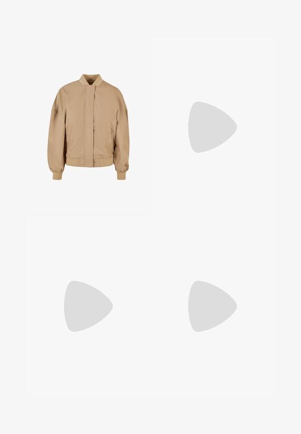 Giacca bomber beige con colletto alto, zip frontale, tasche laterali, polsini e orlo a coste. Tessuto liscio e leggero.; Top corto nera a costine con scollatura rotonda e spalline spesse, caratterizzato da un tessuto a maglia testurizzato per una maggiore elasticità e comfort.; Pantaloni sportivi verde oliva con vita alta, texture liscia, gambe svasate e un logo discreto sul lato sinistro. Presentano due tasche laterali.; Gambe incrociate con indosso scarpe da ginnastica Puma beige con strisce leopardate e calzini crema arruffati su un pavimento con moquette blu.